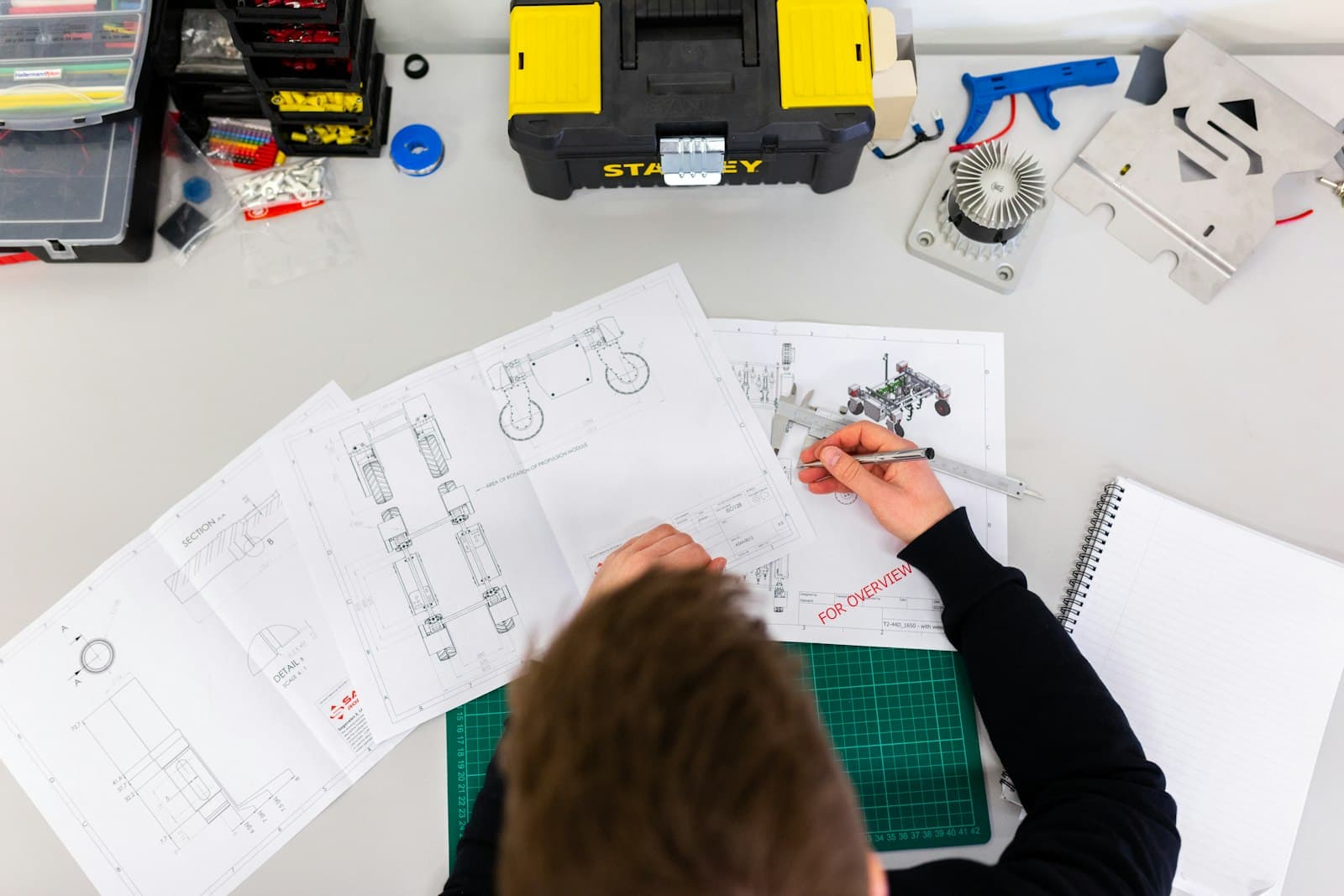 Hände bei der Arbeit an einem Prototyp