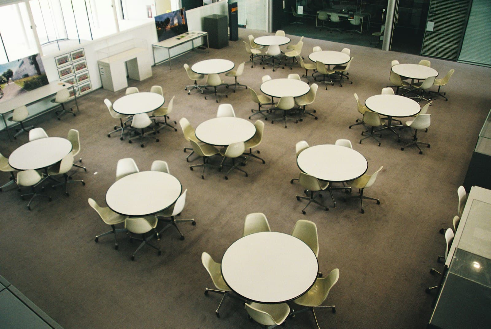 Helles Büro und Besprechungsraum